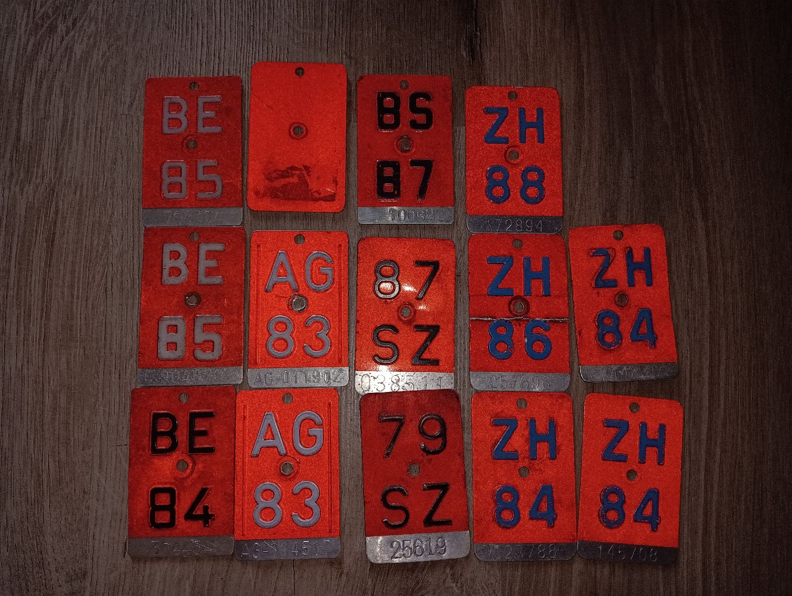 Schilder: Nummernschilder rot CH alte 14 Stk.  – Gebraucht aus Uznach von phi_8scs