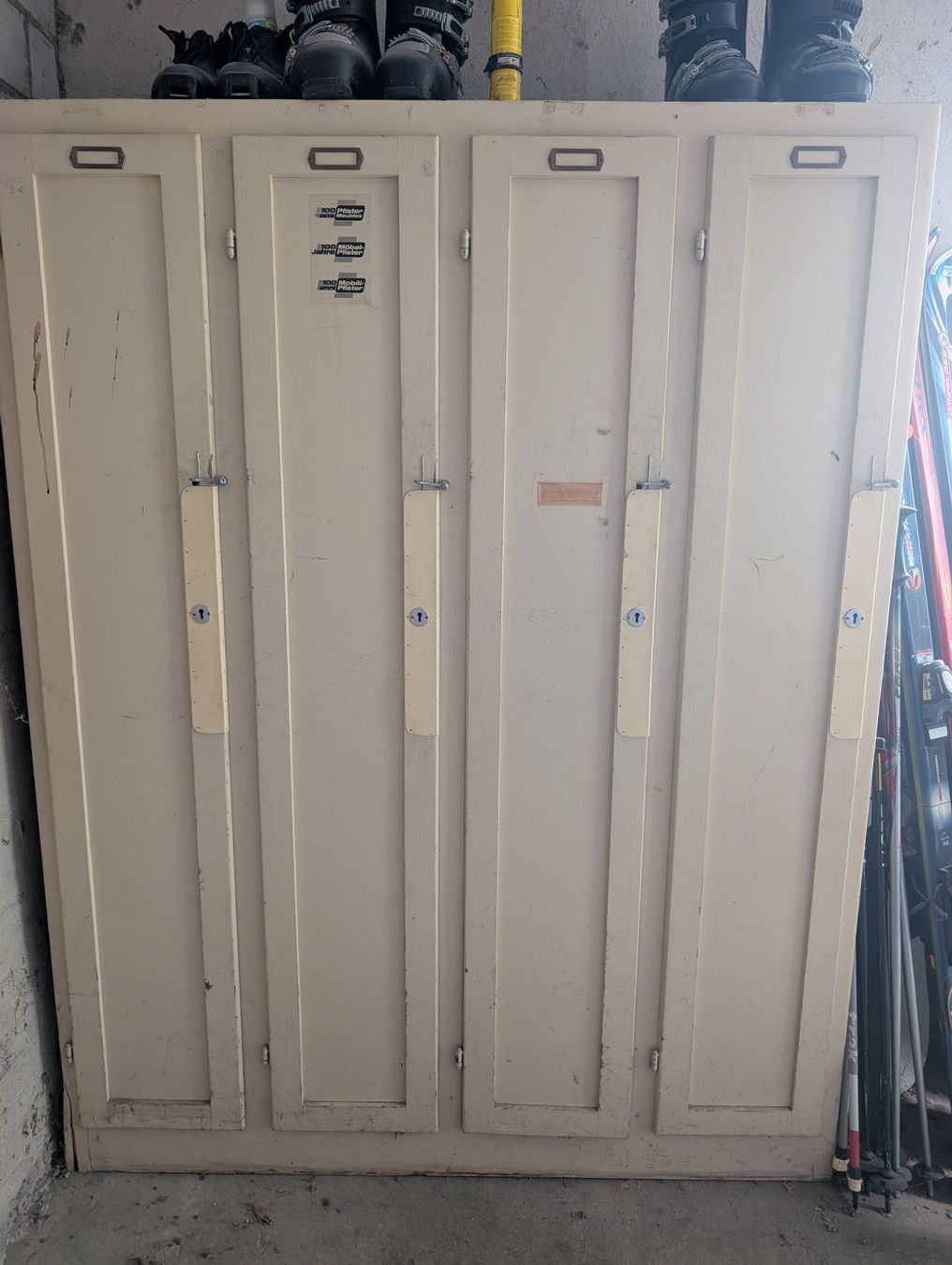 Armadi: Schrank / Spind mit 4 Türen – Usato da Rebstein venduto da iseli79