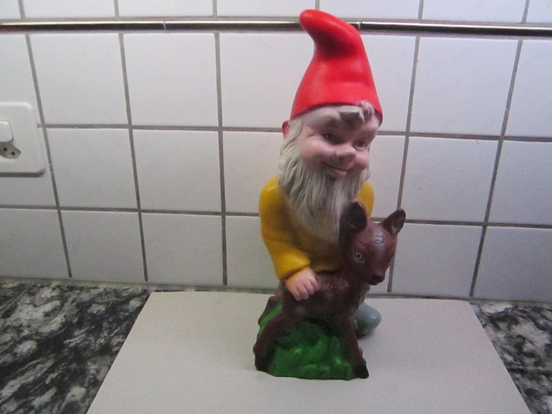 Statuette: Gartenzwerg ca,33cm gross mit einem Reh. – Usato da Mellingen venduto da Wupper