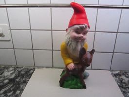 Gartenzwerg ca,33cm gross mit einem Reh.