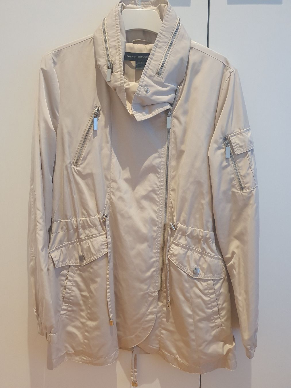 French Connection Jacken: FRENCH CONNECTION Jacke in Beige Gr. S – Gebraucht aus Horgen von webcaro411