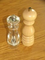 2 Peugeot Salz- oder Pfeffermühle