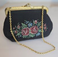 Vintage Abendtäschchen mit Stickerei & Goldkette