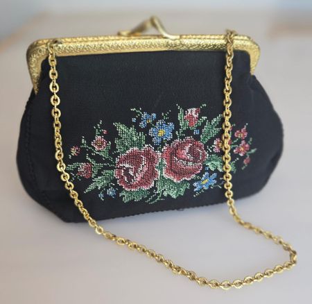 Vintage Abendtäschchen mit Stickerei & Goldkette