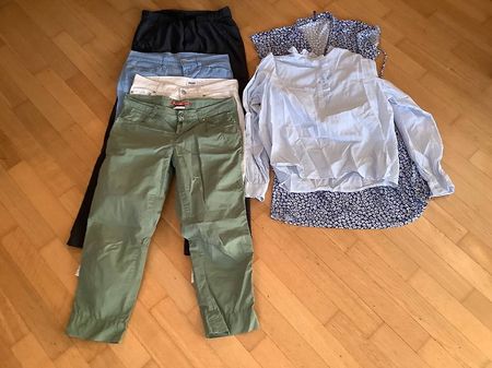 Hosen, eine Bluse und ein Kleid