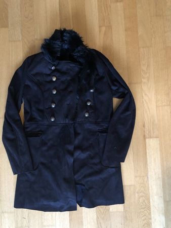 Schwarzer Wintermantel mit Kunstfell – Warm & Stylisch!