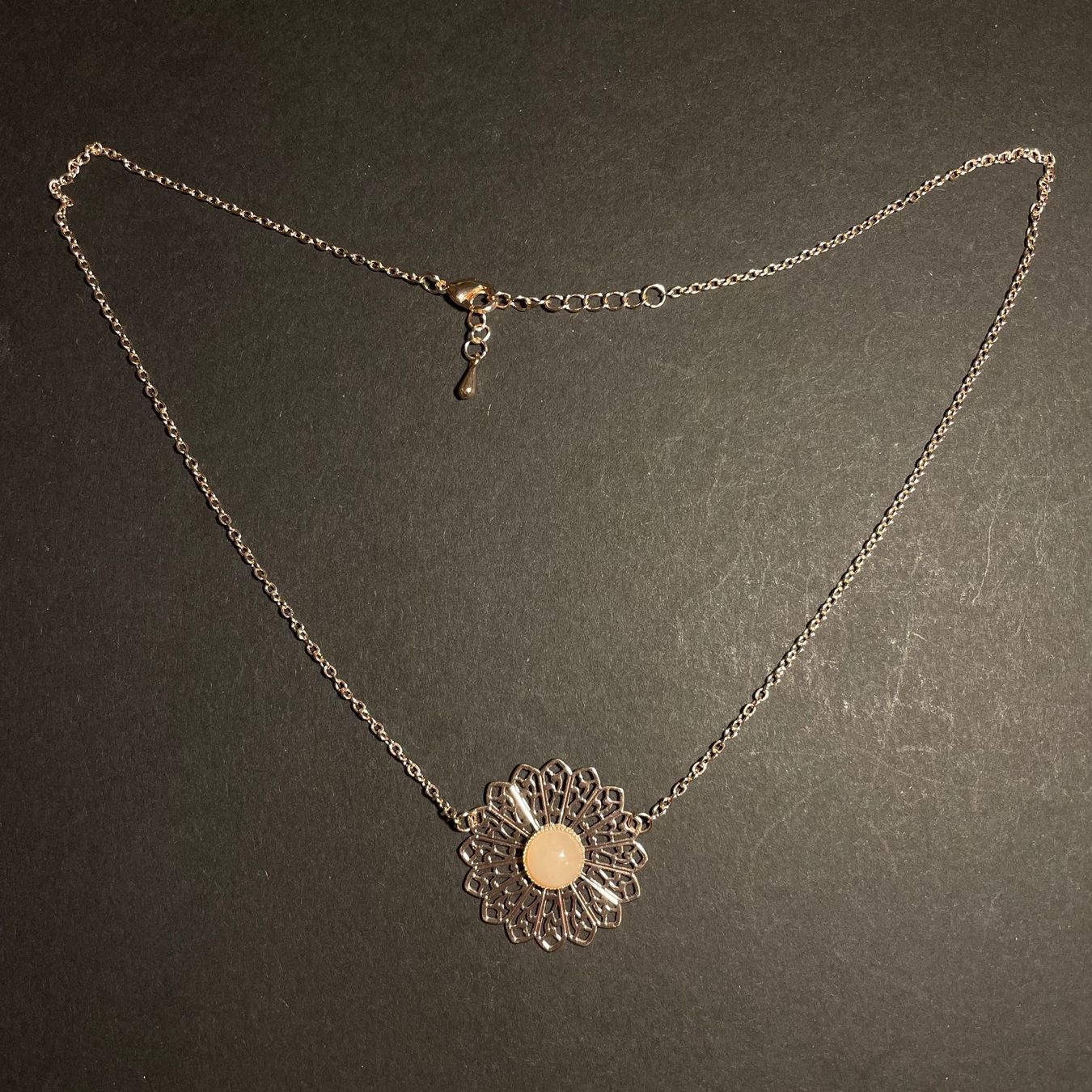 Ketten: NEU: Halskette Blume mit Stein rosé gold / Modeschmuck – Neu und originalverpackt aus Bellach von Lapislazuli_blues