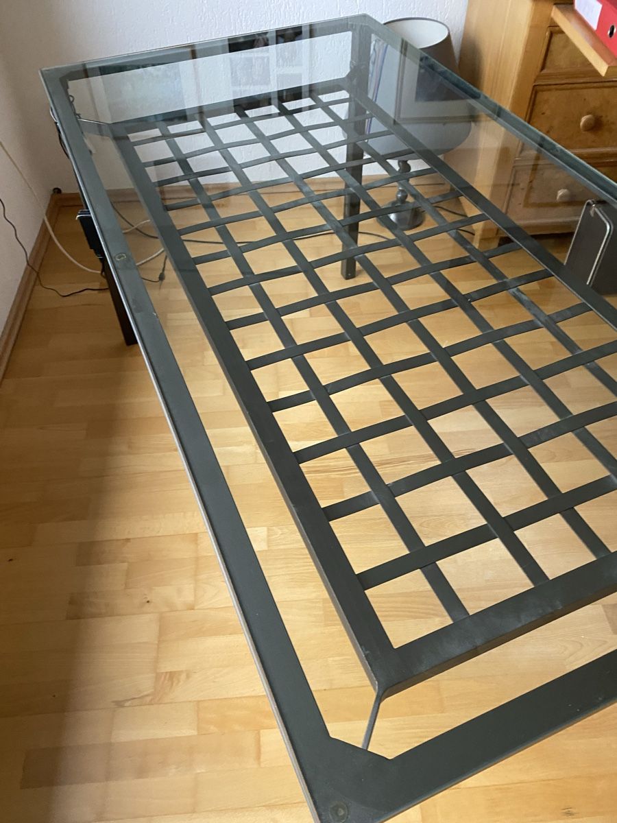 Tische: Glas-Tisch mit Metallgestell – Gebraucht aus Aeugst am Albis von derimker 6