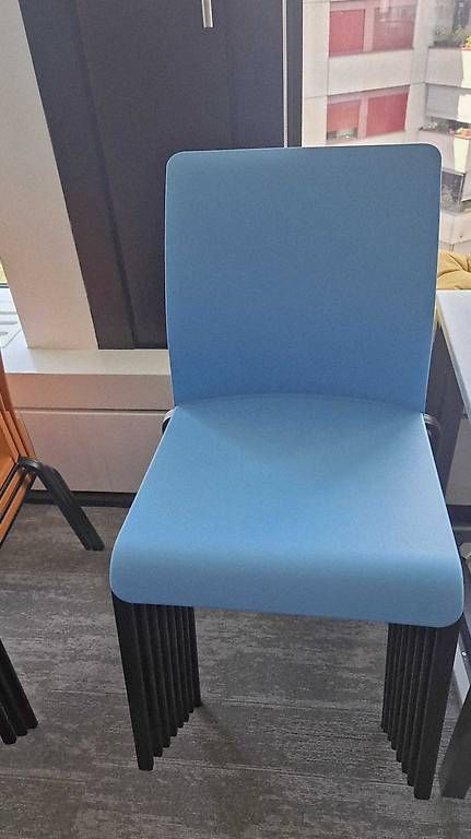 Chaises: Eastside stackable chairs – D'occasion à Zürich par ric_xx9m 2