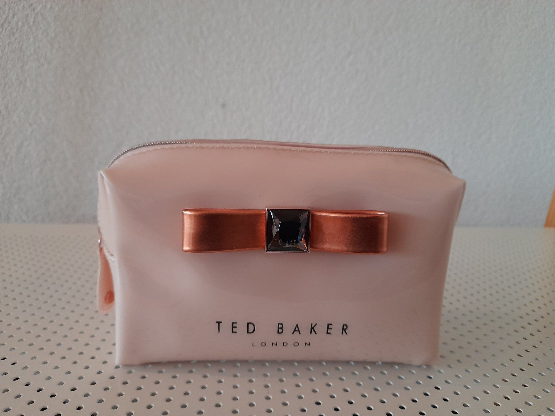 Custodie per cosmetici: Pochette rose Ted Baker – Nuovo (secondo la descrizione) da Mont-sur-Lausanne venduto da Pioutch