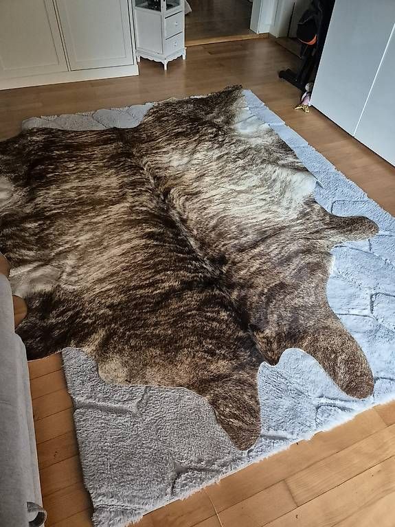 Tappeti: Grosser Kuhfell Teppich – Usato da Winterthur venduto da Neuesim 2