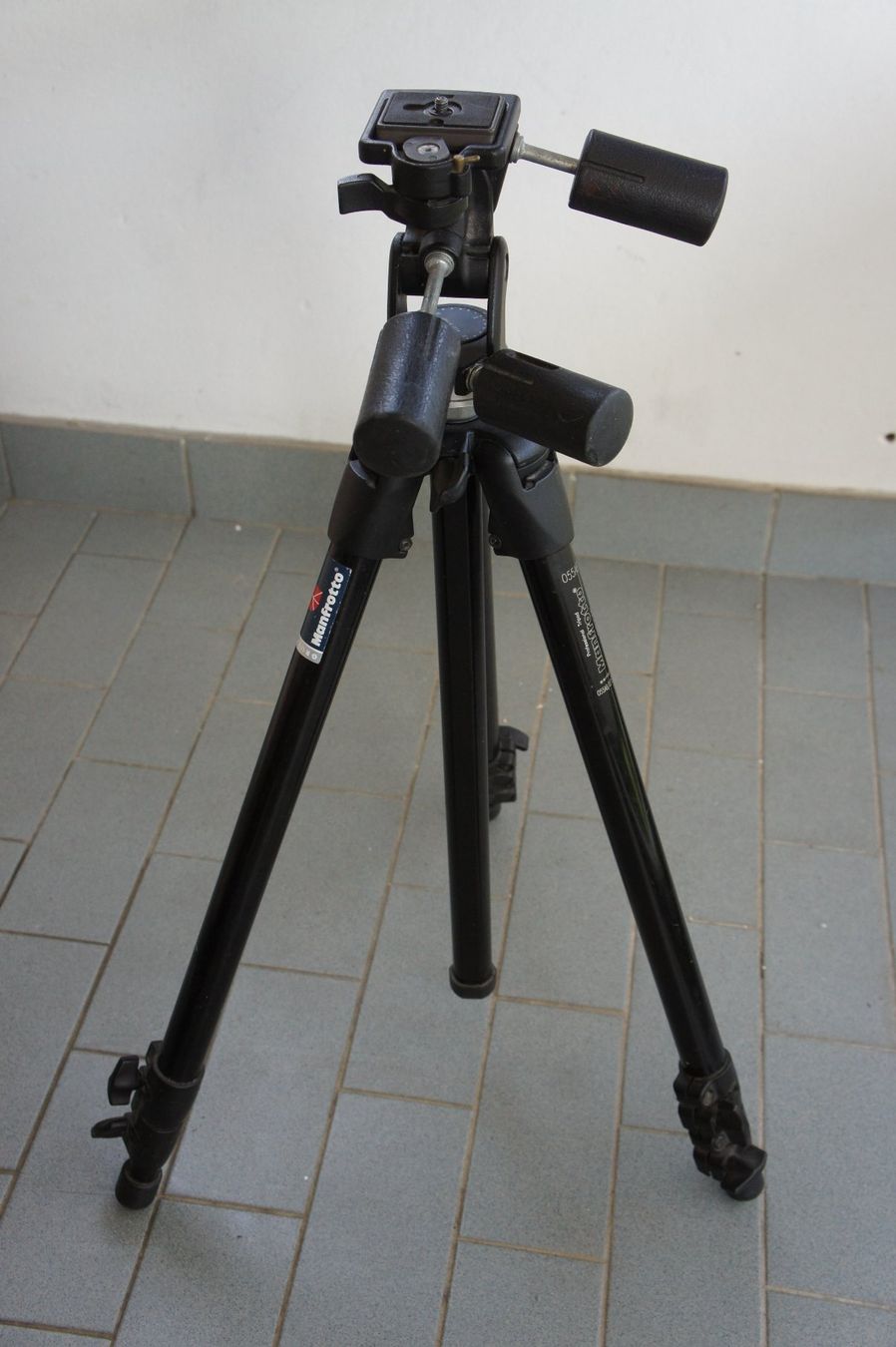 Manfrotto Treppiedi & Teste: MANFROTTO 055AB + 141RC – Usato da Ollon VD venduto da polopan
