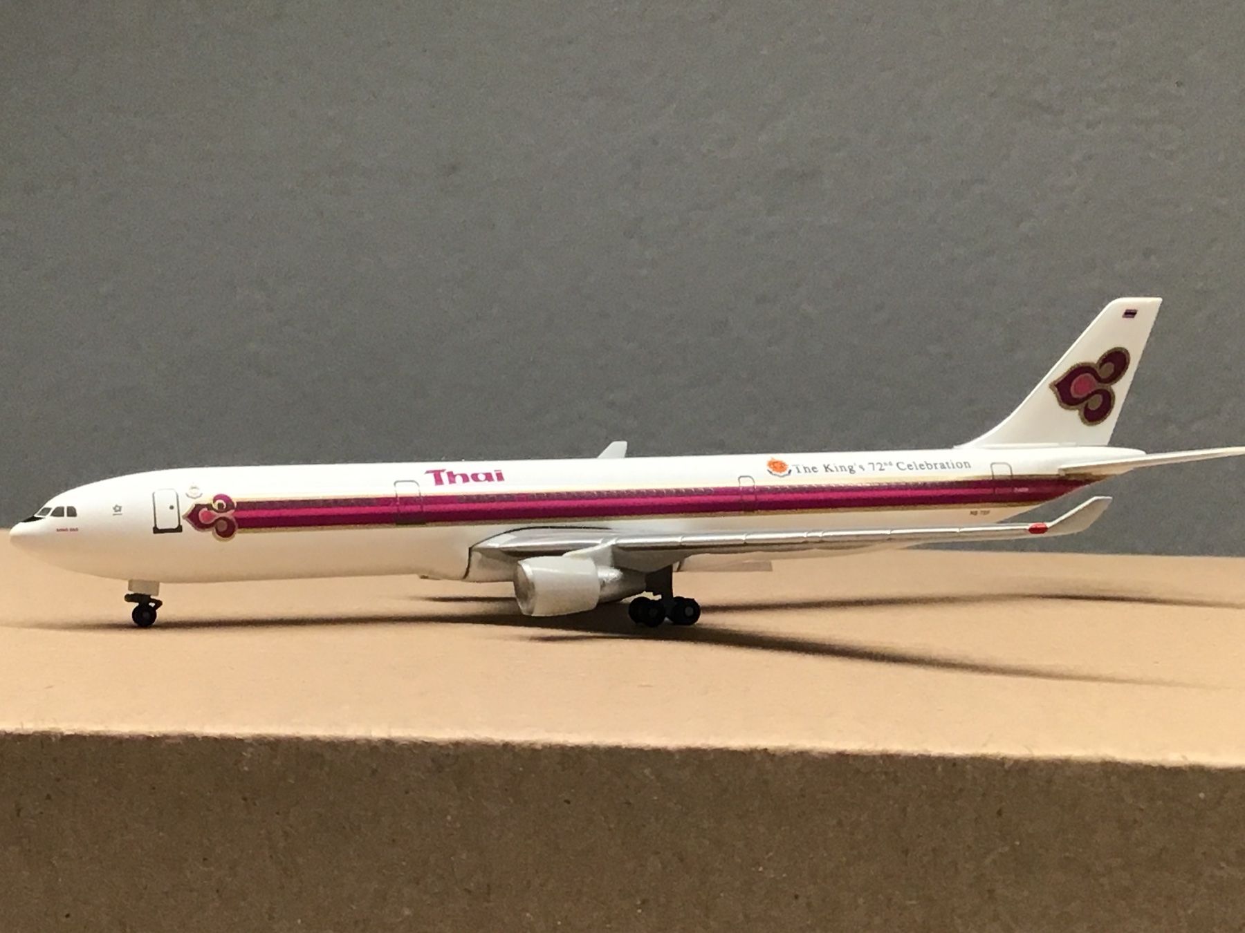 Airbus Kits de montage: A-330 Thai 1:500 – D'occasion à Männedorf par Spezial-Modelle