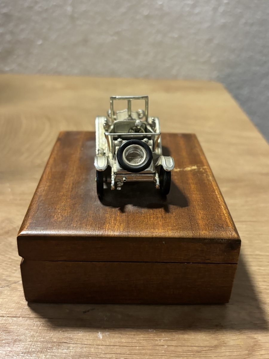 Voitures modèles: Antike Holzbox mit Oldtimer Metallfigur – D'occasion à Orpund par BlackEagel80 4