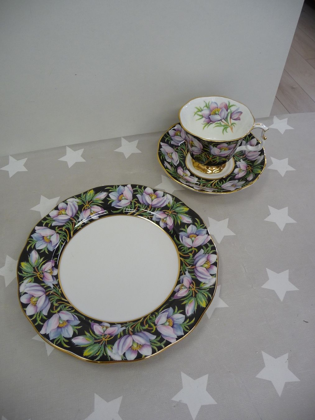 Royal Albert Set di piatti: Royal Albert Prairie Crocus "Trio" – Usato da Rafz venduto da Powacaddy