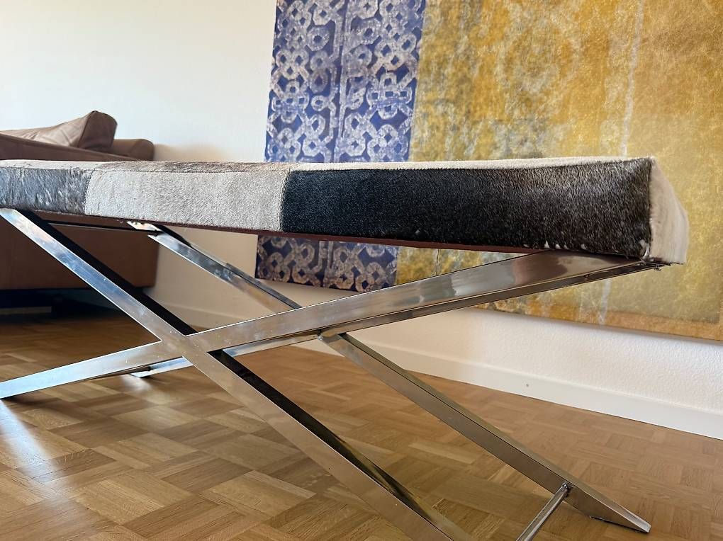 Panchine: Moderne Sitzbank mit Metallgestell und Patchwork-Bezug – Usato da Horn venduto da P.Blattmann 2