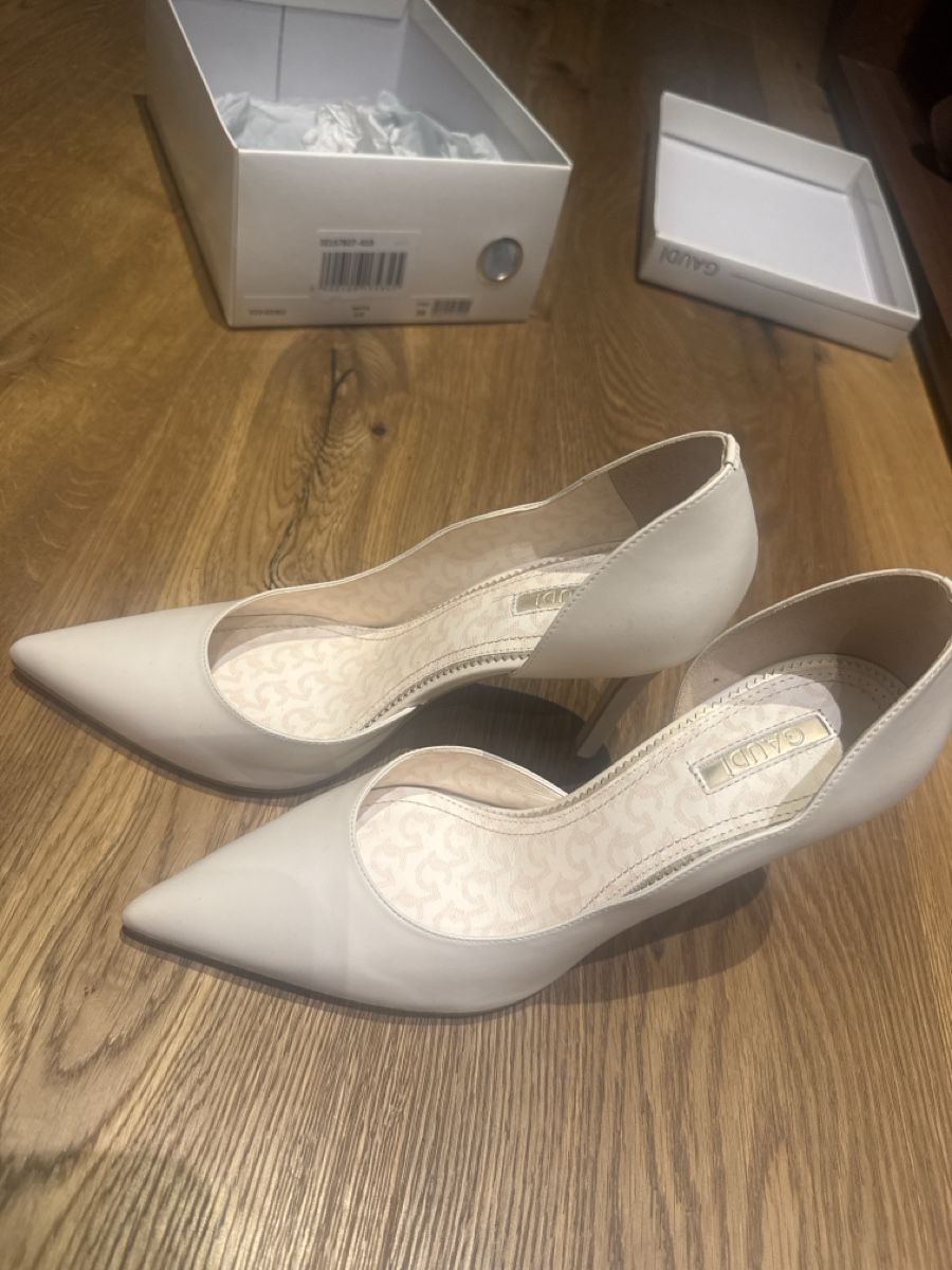 Damenschuhe: GAUDI Pumps weiss Grösse 39 neu mit Box – Neu und originalverpackt aus Rapperswil SG von LR07 2