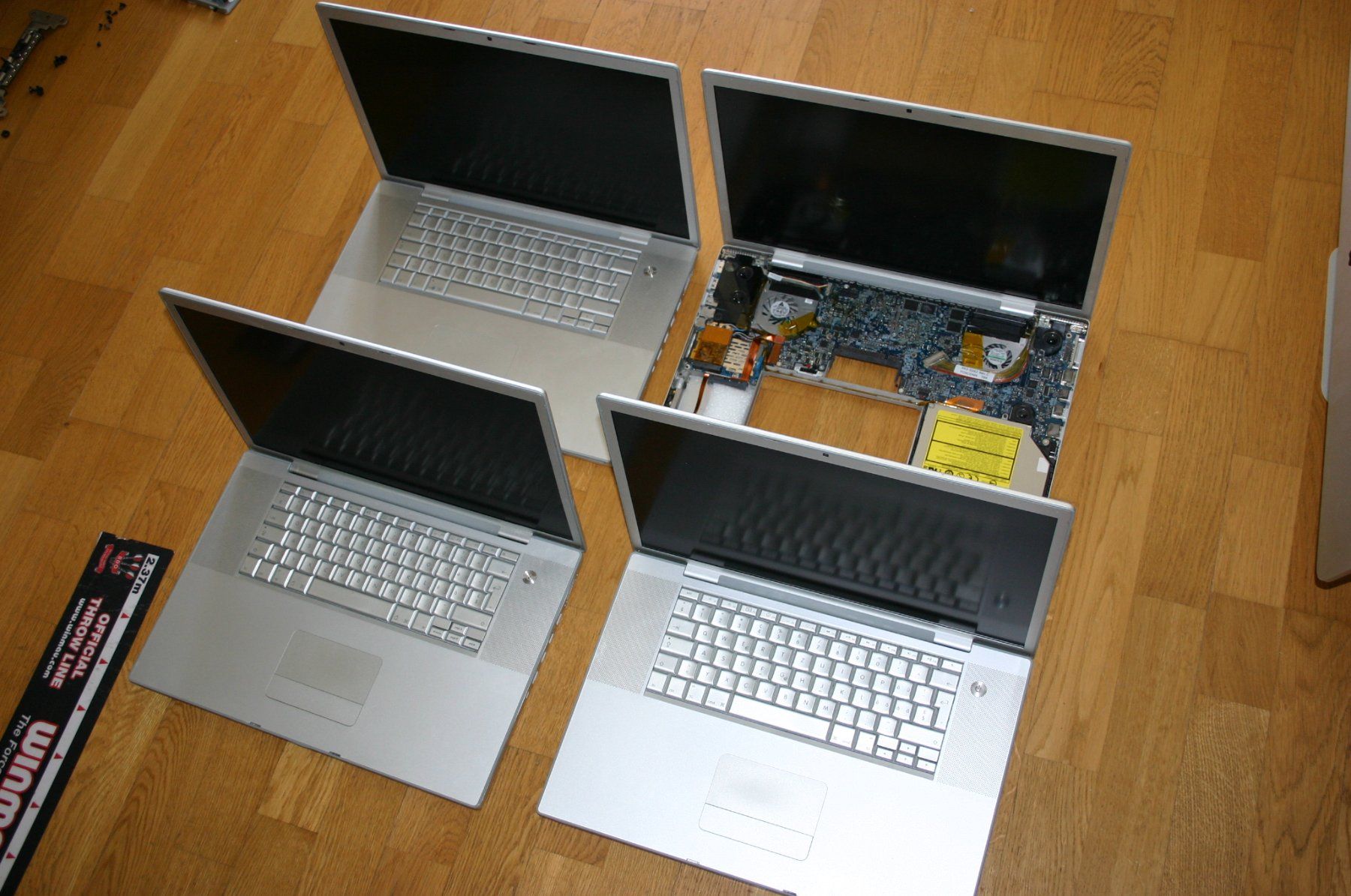 Apple Notebook: 4 defekte 17Zoll MacBooks – Difettoso da Stettlen venduto da Bigjm 1