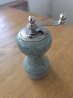 Pfeffermühle aus grünem Stein mit Metallkurbel gebraucht