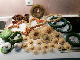 Deko Basteln, Kränze, Hüte, Strohherzen, Zapfen