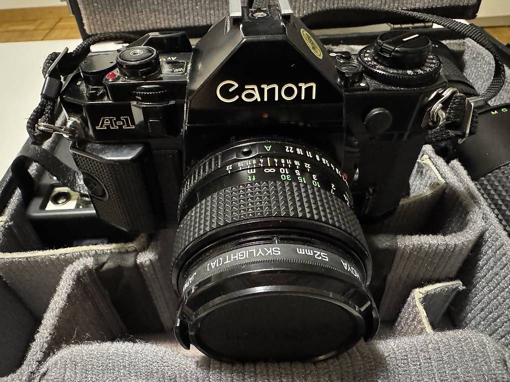 Canon Fotocamera: Canon A-1 Kamera Set mit Objektiven, Blitz & Koffer – Difettoso da winterthur venduto da Grk1 2