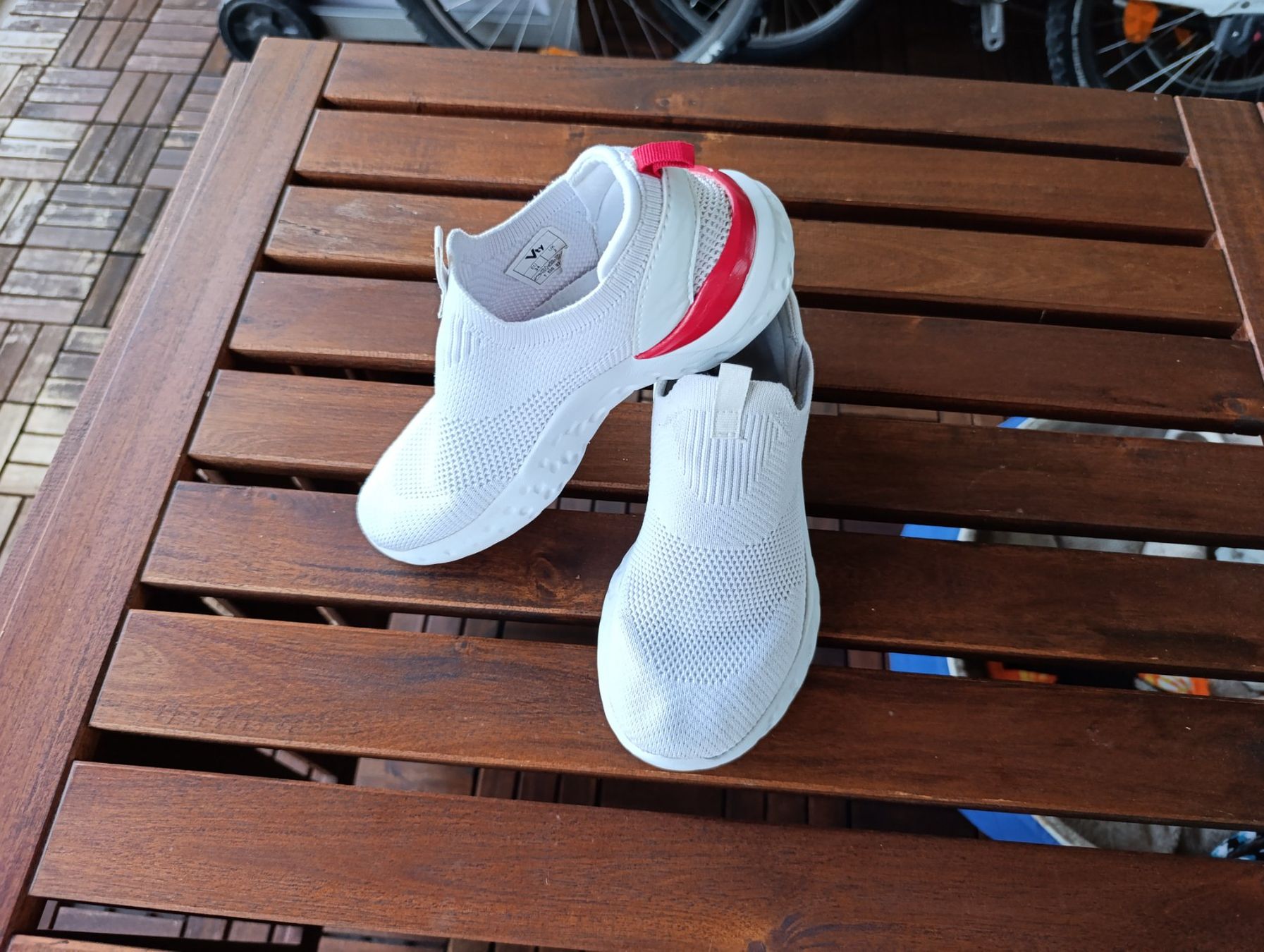 Scarpe per ragazzi: Kinder Sneakers Vty weiss, Gr 34 – Usato da Zürich venduto da VorlonShadow