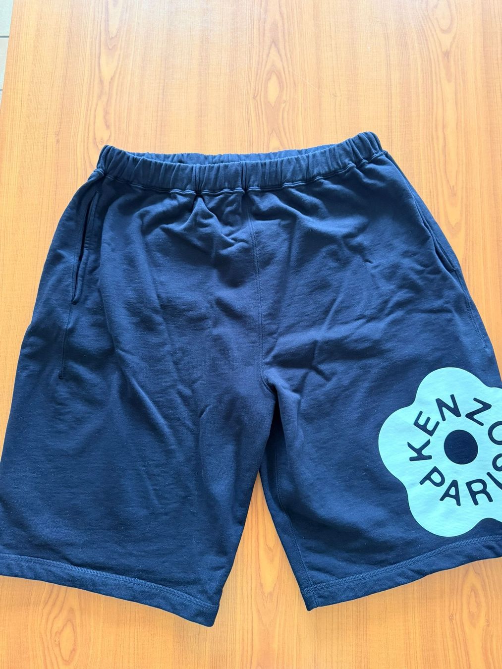 Kenzo Pantaloni: Kenzo Bermudas mit Boke Flower-Print – Nuovo (secondo la descrizione) da Kilchberg ZH venduto da whatever74 3
