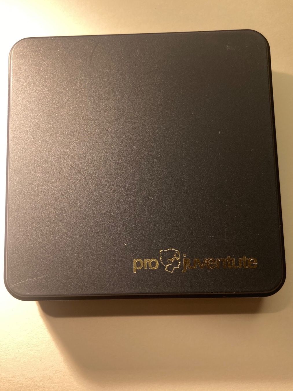 Placchette & Badge: Pins Pro Juventute 1999 – Nuovo e nell'imballaggio originale da Lumino venduto da Givo 1
