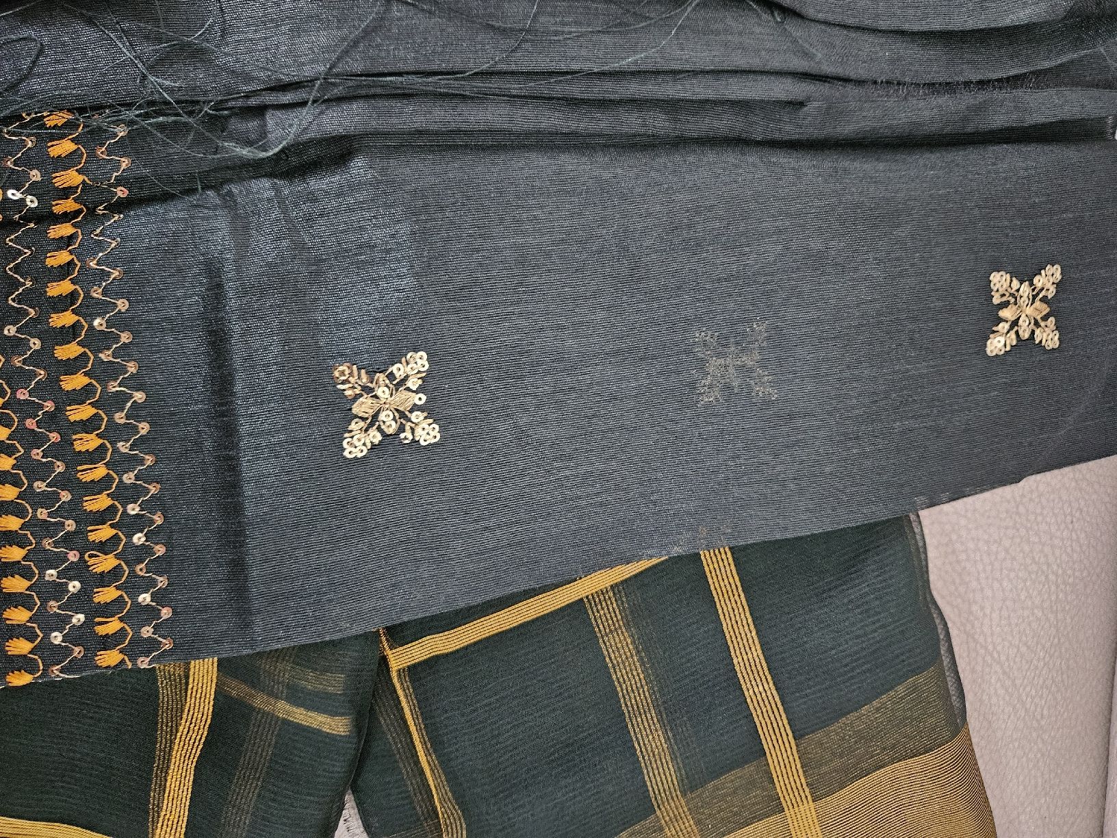 Vestiti: Green gold checked saree – Nuovo e nell'imballaggio originale da Les Acacias venduto da minnie6 1