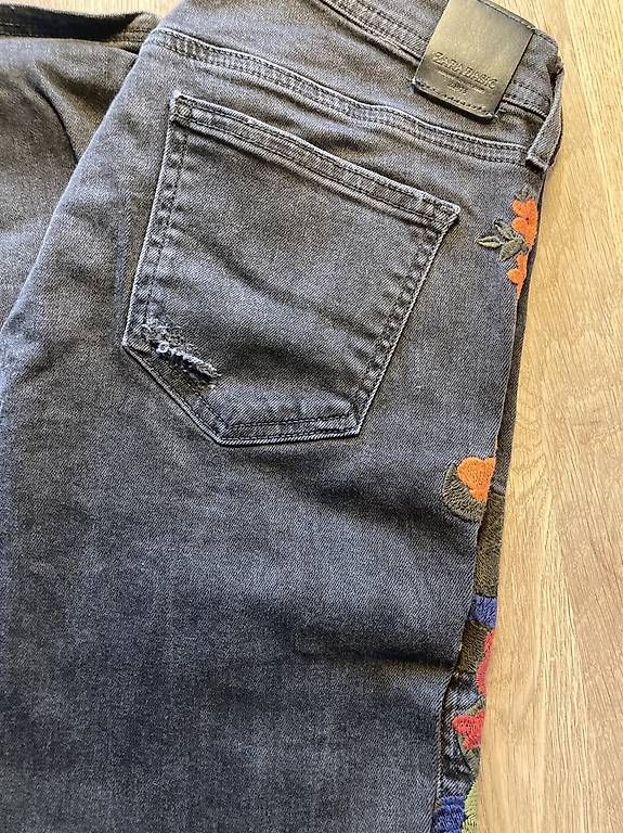 Zara Jeans: Zara Jeans schwarz mit Blumen – Usato da Steg im Tösstal venduto da mimu_87 2