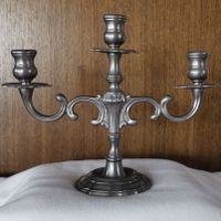 Dreiarmiger Kerzenleuchter aus Zinn