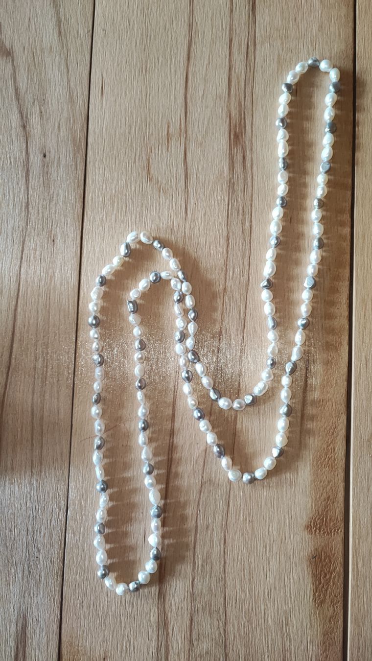 Ketten: Elegante Perlenkette, weiss & grau, sehr lang – Neu und originalverpackt aus Gstaad von Kunst1996 4