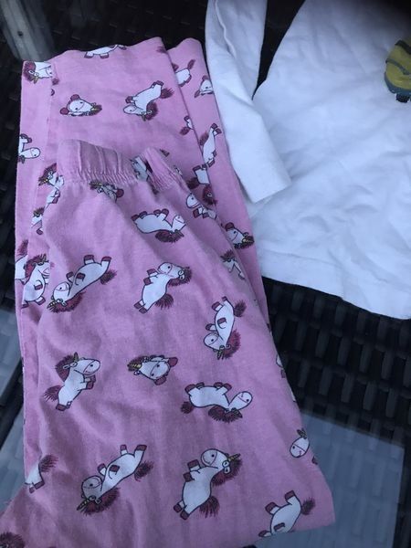 Pyjamas: Mädchen Einhorn Pyjama 110/116 – D'occasion à Bergdietikon par antovale 1