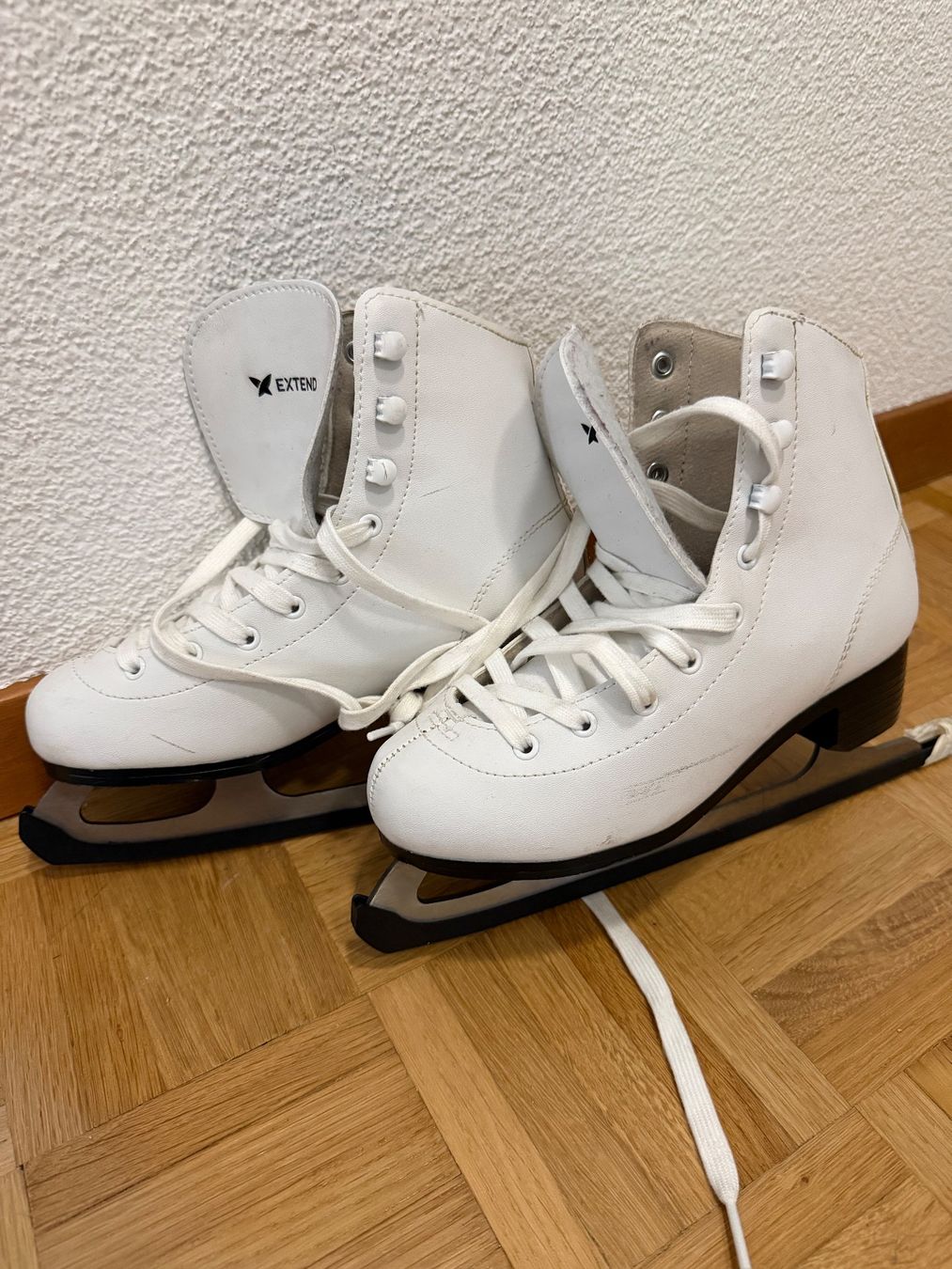 Patins à glace: Schlittschuhe Kinder Grösse 35 – D'occasion à Dübendorf par Meinemaus