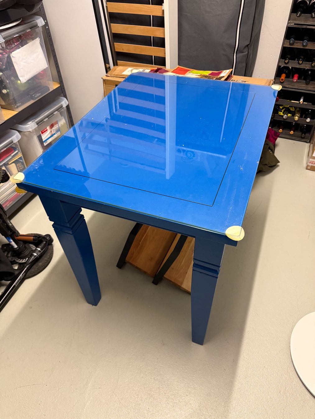 Kare Tavoli: Esstisch blau mit Glasplatte lackiert 65x84cm – Usato da Zürich venduto da Alinghi64