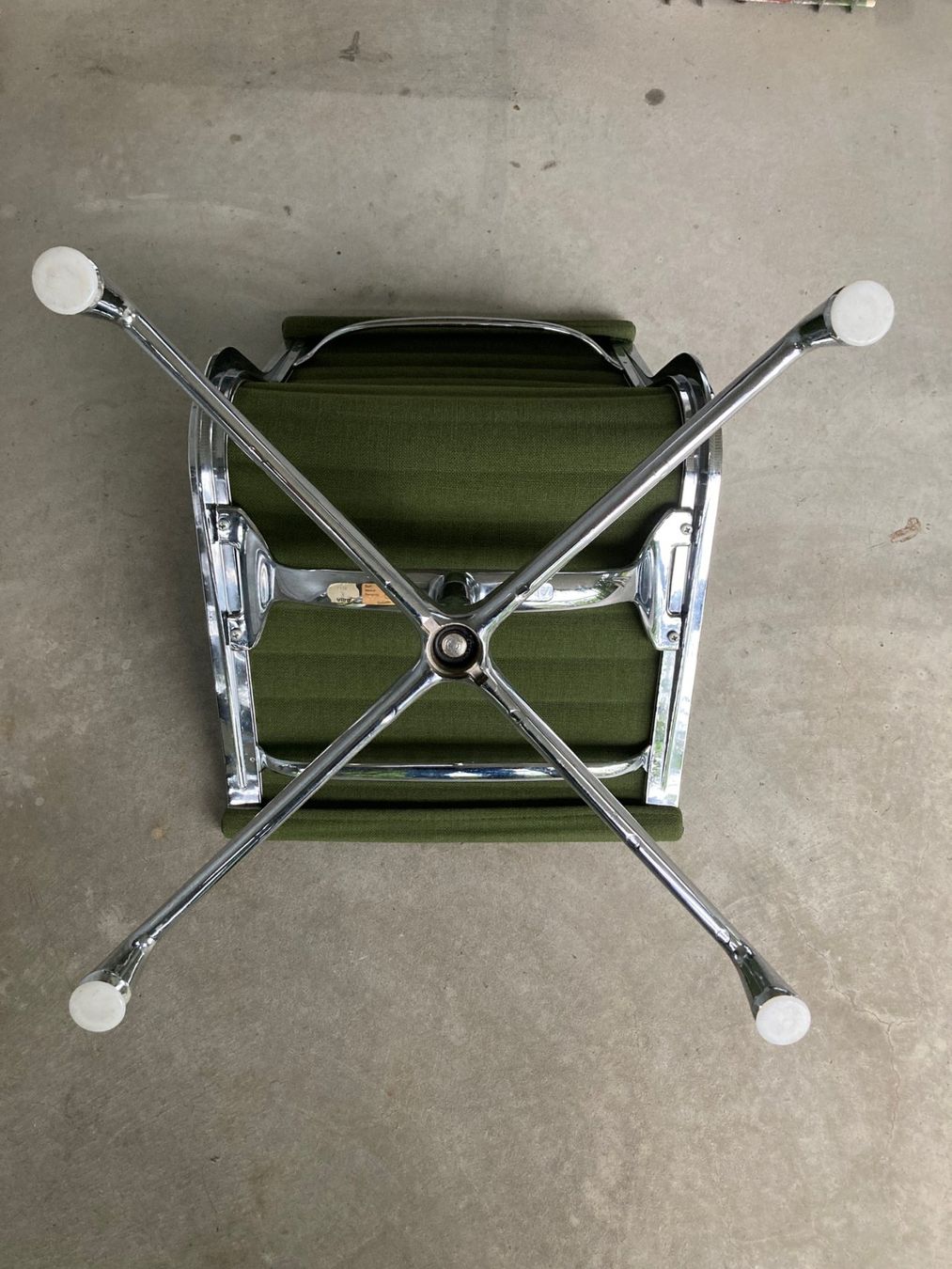 Vitra Stühle: Aluminium Chair EA 105, Eames – Gebraucht aus Uster von frrol 4