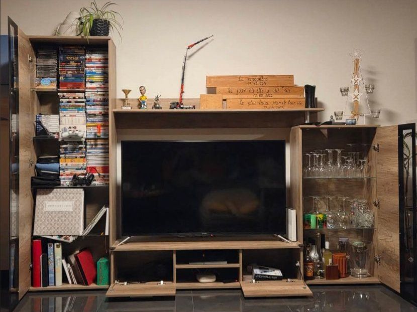 Conforama TV Möbel: A vendre paroi murale – Gebraucht aus Vétroz von lyn_p59r 1