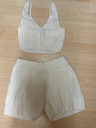 Bauchfreies T-shirt + Kurze Hose Set