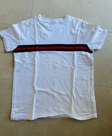 T-shirt blanc rayé rouge et noir,
