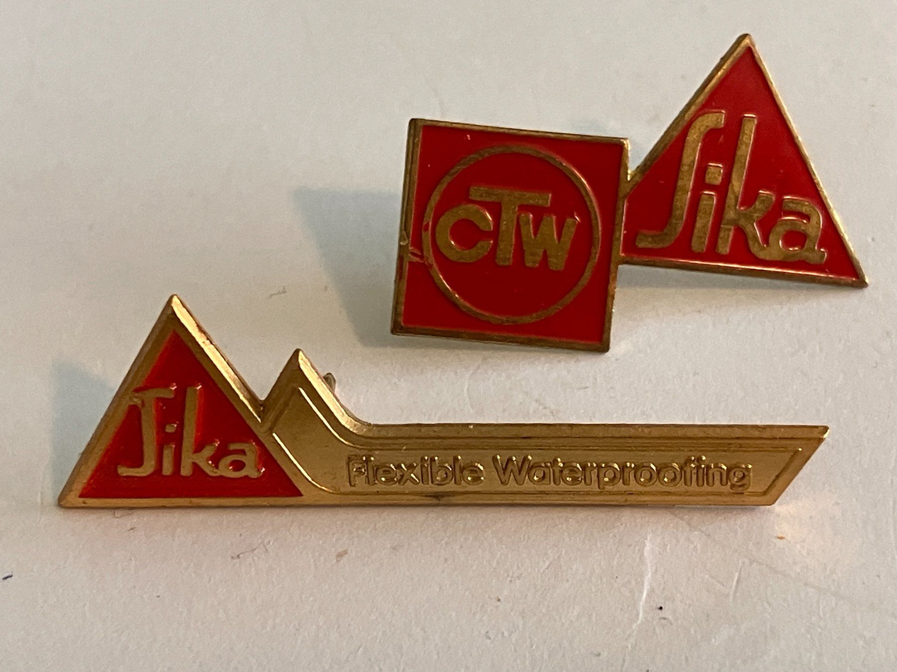 Placchette & Badge: 2 Pin Sika – Usato da Basel venduto da djwwpp