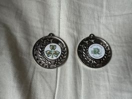 2 gleiche silberne Medaillen 