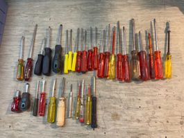 Lot de 33 tournevis plats  divers