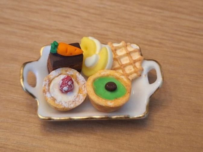 Case e mobili per bambole: Handmade Desserts auf Keramik Tablett – Nuovo (secondo la descrizione) da Zürich venduto da HandmadeTinyFood