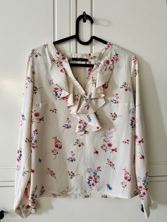 MOHITO Bluse mit Blumenmuster und Rüschen guter Zustand