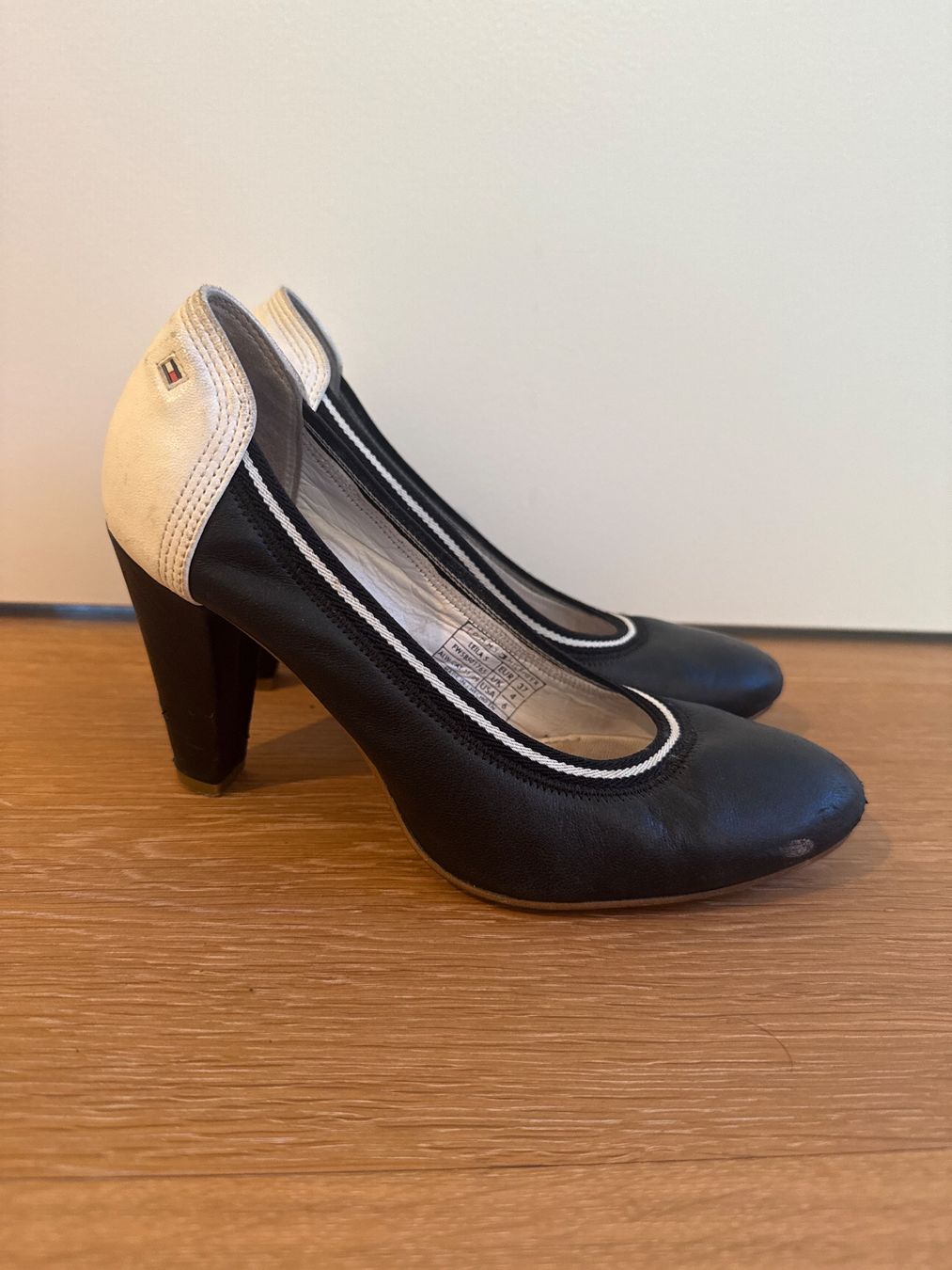 Tommy Hilfiger Scarpe da donna: Tommy Hilfiger - Klassische schwarze Pumps – Usato da Nürensdorf venduto da Marylane