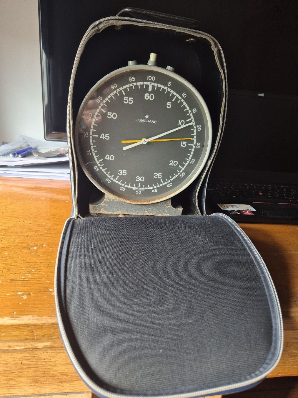 Junghans Uhren: Junghans Stoppuhr mit Hülle Durchmesser 18cm. – Defekt aus Romanshorn von har_ymq5