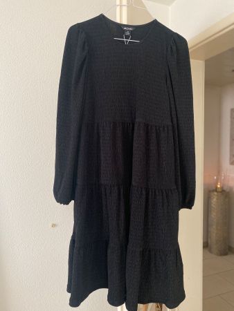 MONKI Gestuftes Minikleid Hängerkleid Gr. XS, schwarz, NEU