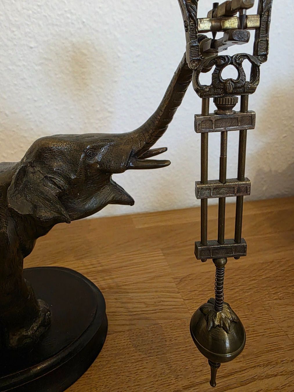 Junghans Orologi da terra & Orologi da parete: Elefant mit Uhr – Usato da Zürich venduto da pf3 3