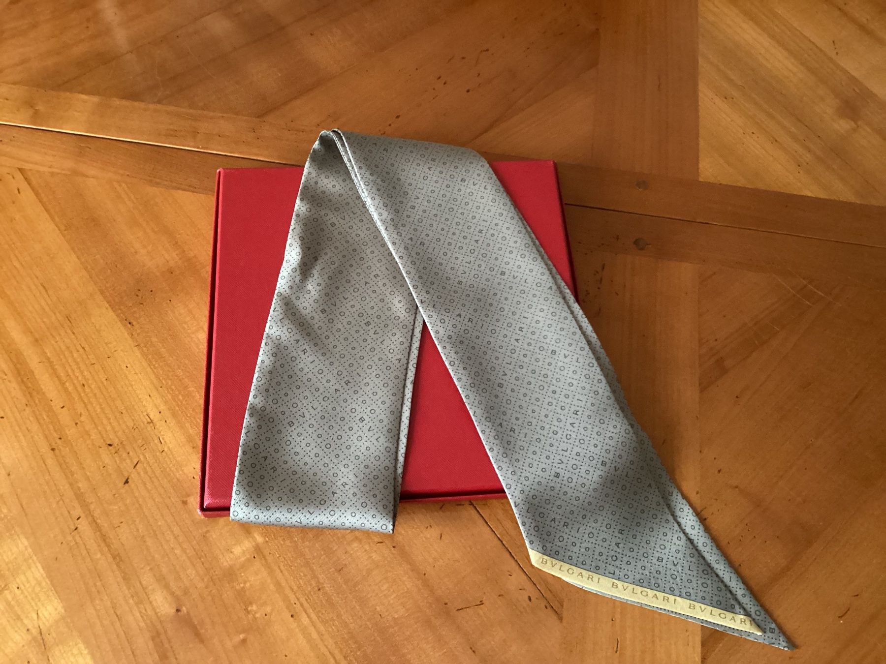 Bulgari Foulard & Sciarpe: BVLGARI – Nuovo (secondo la descrizione) da fribourg venduto da iris18 2