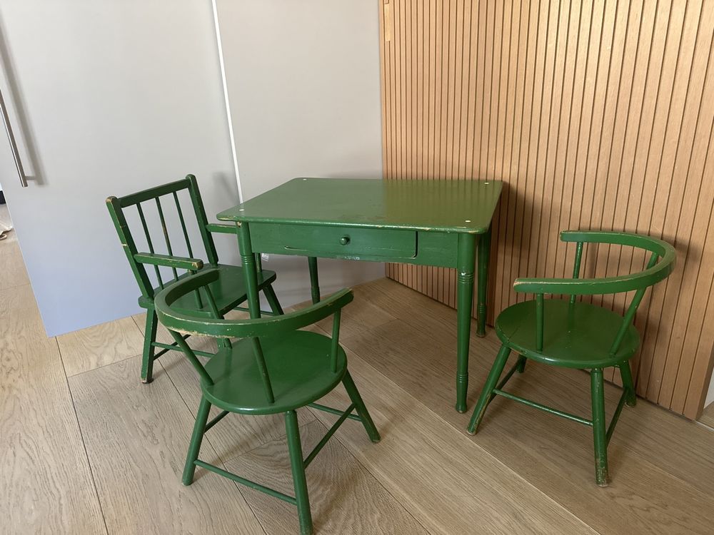 Kindertisch mit 3 Stühlen grün vintage 1